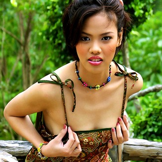 東南アジア系の美女